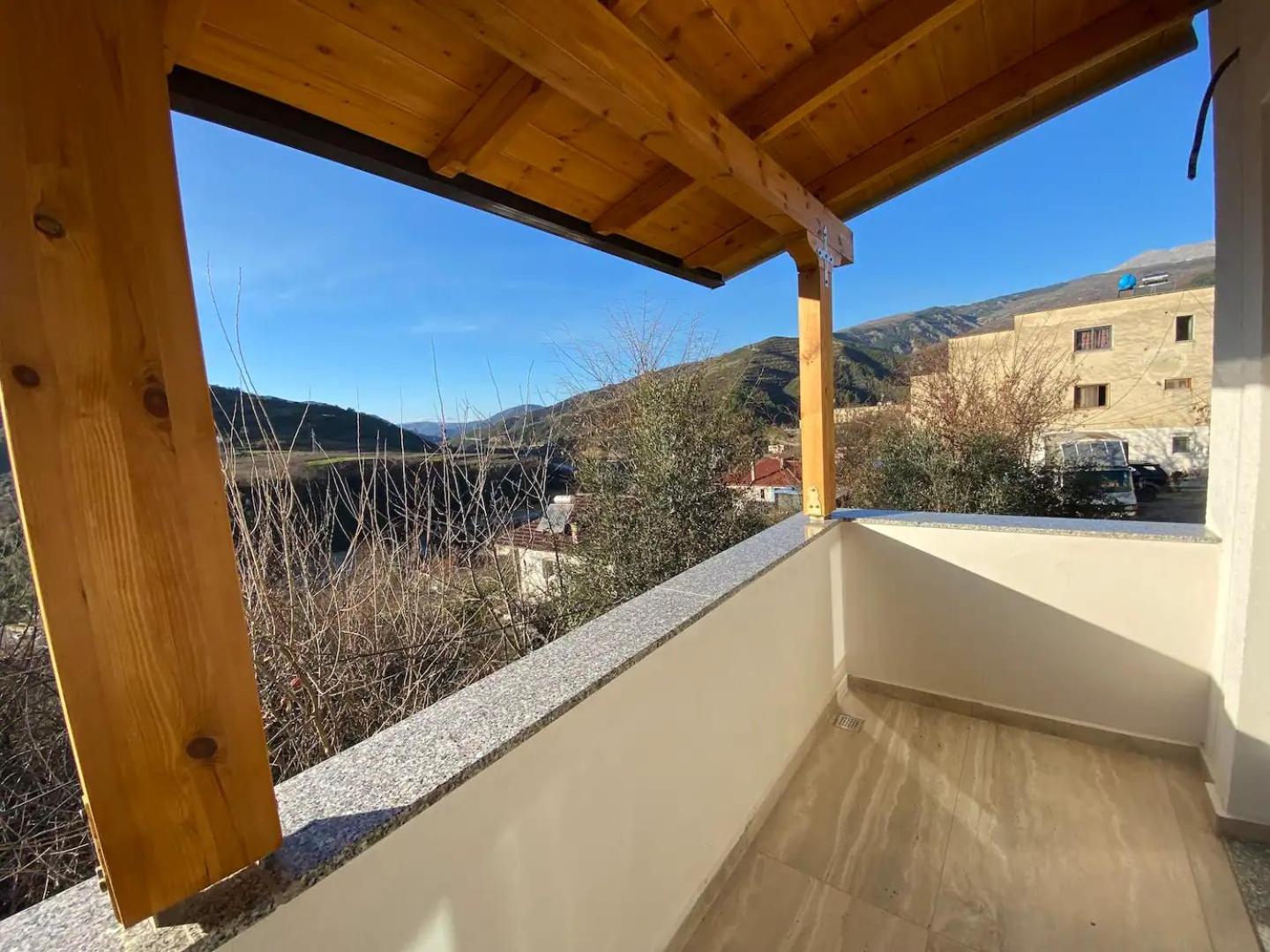 Bright & Cozy With Balcony Corovode